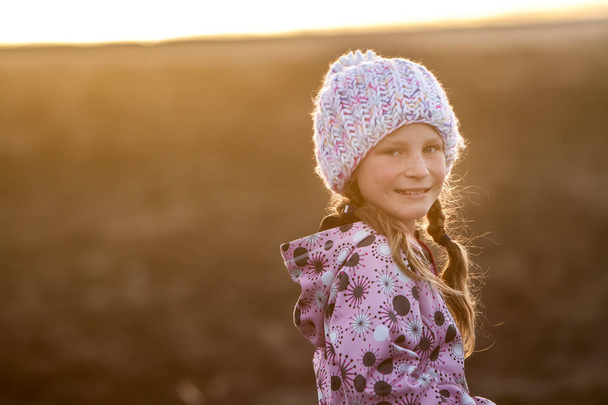 venkovní portrét šťastný usmívající se dítě dívka - Fotografie, Obrázek