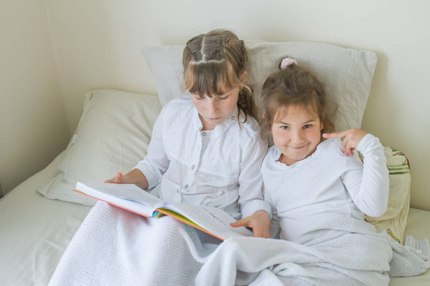 a fiatal lányok - két nővér beltéri portré - Fotó, kép