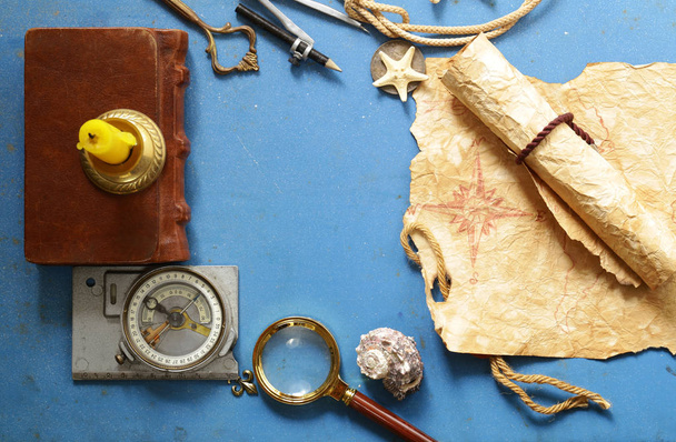 Vintage kaart, kompas, Vergrootglas - avontuur en treasure hunt - Foto, afbeelding