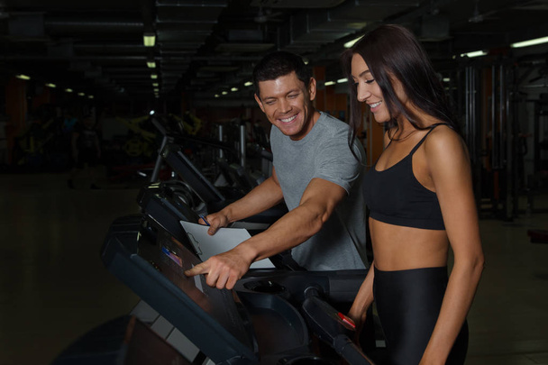 Athletic couple on training in fitness club - Photo, Image