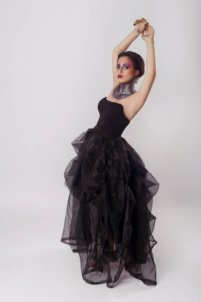 Мода фото красивой молодой женщины в черном платье
 - Фото, изображение