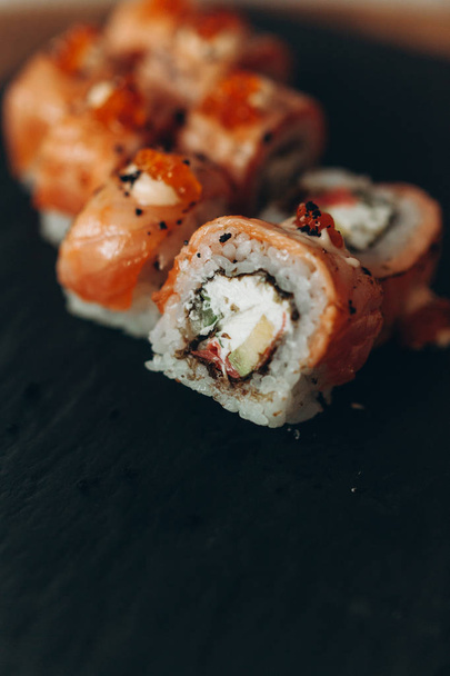 rotoli di sushi maki con salmone e cetriolo - Foto, immagini