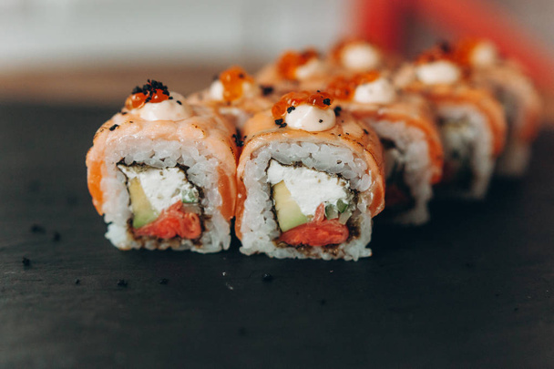 rotoli di sushi maki con salmone e cetriolo - Foto, immagini