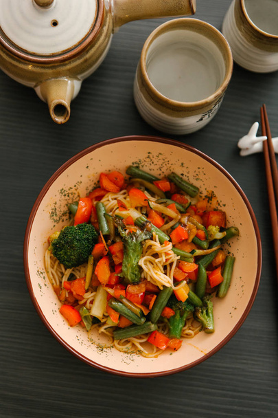 Ázsiai tésztával, brokkoli, spárga, paradicsom - Fotó, kép