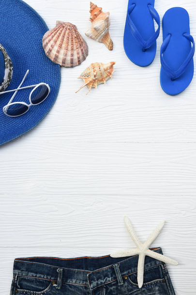 Sombrero de verano y gafas de sol con accesorios y sandalias
  - Foto, imagen