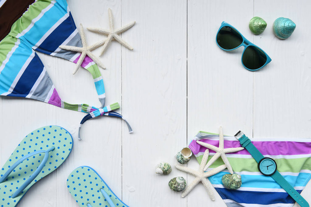 Bikini de verano y gafas de sol con accesorios y sandalias
 - Foto, imagen