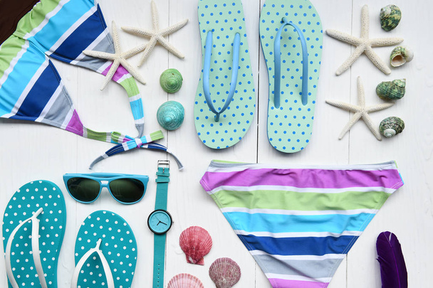 Zomer bikini en zonnebril met accessoires en sandalen  - Foto, afbeelding