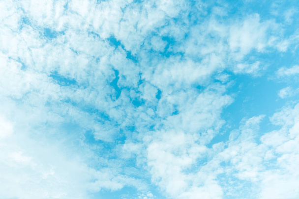 Açık mavi gökyüzü arkaplanı, arka planda bulutlar - Fotoğraf, Görsel
