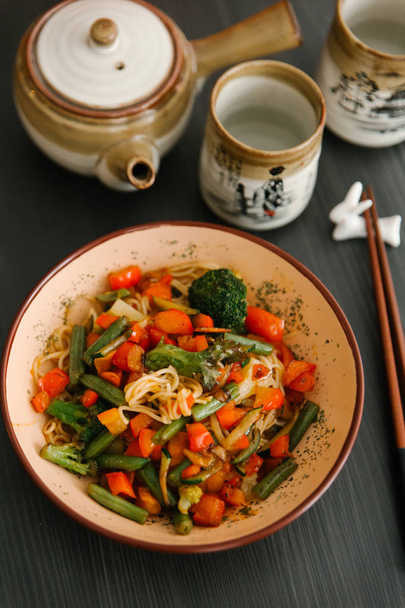 Azjatycka makaron, brokuły, szparagi i pomidory - Zdjęcie, obraz