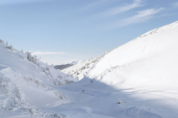 montanhas alpinas cobertas de neve
 - Foto, Imagem