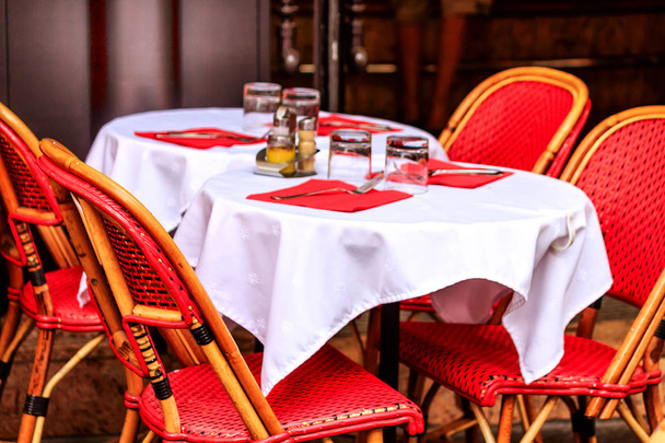 Mesa puesta para el almuerzo en un café parisino
  - Foto, imagen
