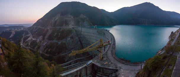 Central hidrelétrica de Inguri e seu reservatório
 - Foto, Imagem