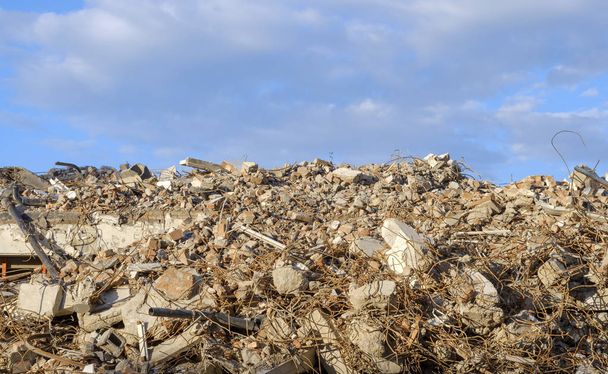 Απόβλητα κατεδαφίσεων μεγάλων ορεινών οικοδομικά τετράγωνα και χάλυβα - Φωτογραφία, εικόνα