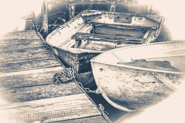 Foto antiga do vintage. Alguns velhos barcos simples no cais
 - Foto, Imagem