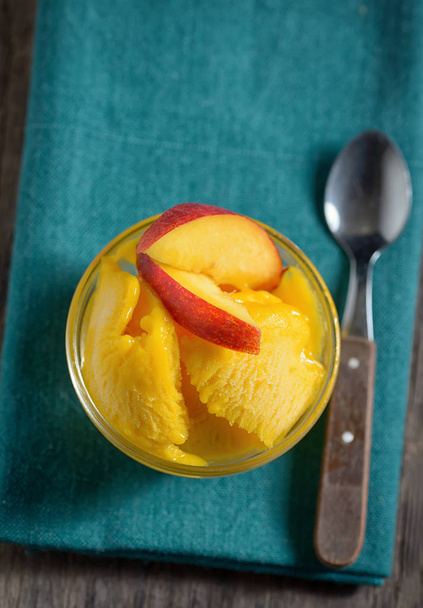 Sorbet glacé à la mangue fait maison
 - Photo, image