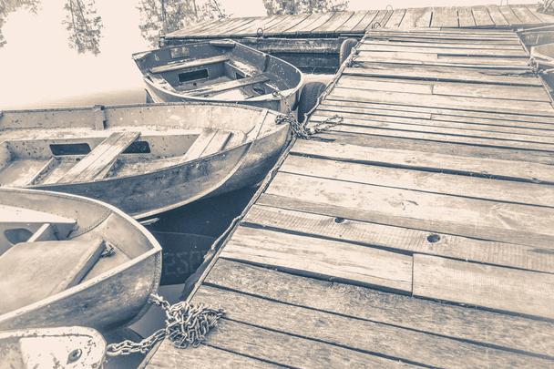 Eski vintage fotoğraf. Bir kaç eski basit tekneleri iskeleye - Fotoğraf, Görsel