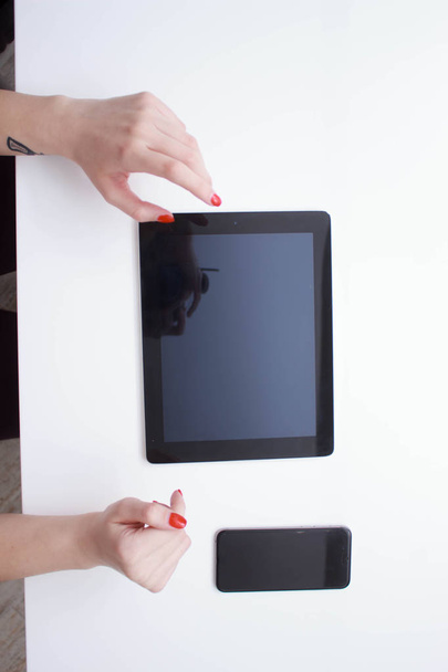 white tablet with a blank screen in the hands - Foto, immagini