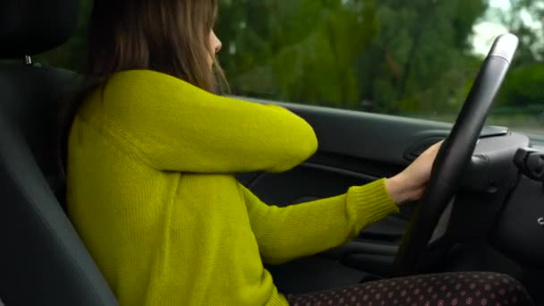 Autó biztonsági öv rögzítő belül jármű vezetés előtt ülve nő - Felvétel, videó