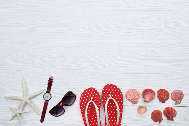 Yaz saati ve aksesuarları ve sandal ile güneş gözlüğü - Fotoğraf, Görsel