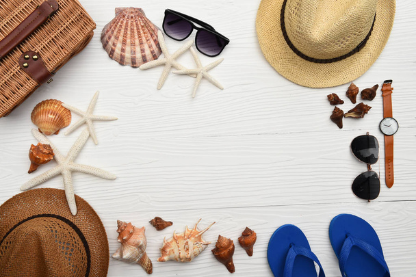 Sommermütze und Sonnenbrille mit Accessoires und Sandalen  - Foto, Bild