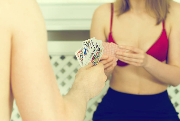 Пара грає в стрип-покер вдома
. - Фото, зображення