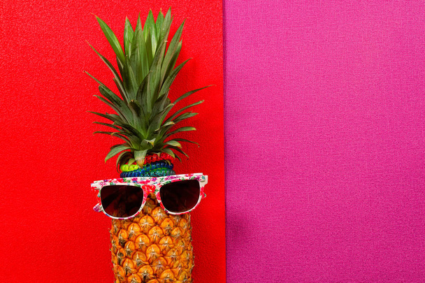 Zomer en vakantie concept. Hipster ananas mode-accessoires - Foto, afbeelding