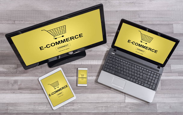 E-commerce έννοια σε διαφορετικές συσκευές - Φωτογραφία, εικόνα