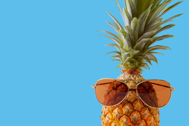 Léto a dovolená koncept. Bokovky ananas módní doplňky - Fotografie, Obrázek