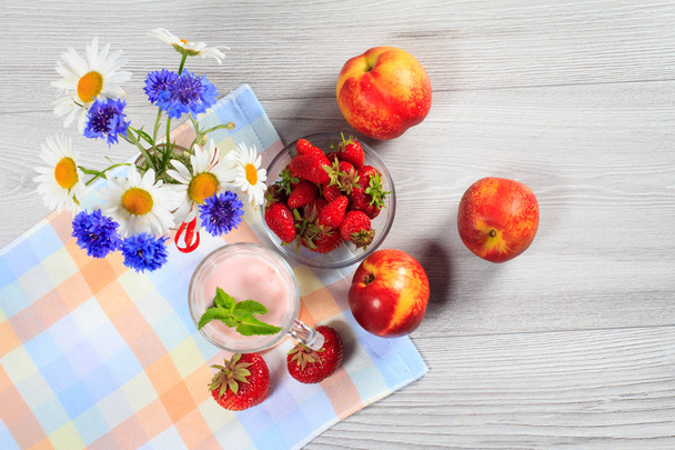 Yogur de fresa en un vaso con fresas frescas, nectarina
, - Foto, imagen
