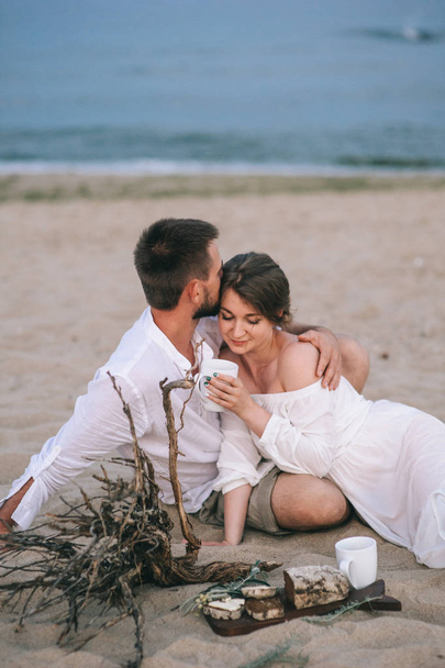 couple in love on the beach - Valokuva, kuva