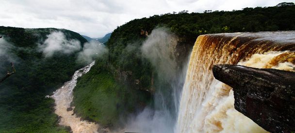 カイエトゥール滝の高さはポタロ川ガイアナの世界に落ちる - 写真・画像