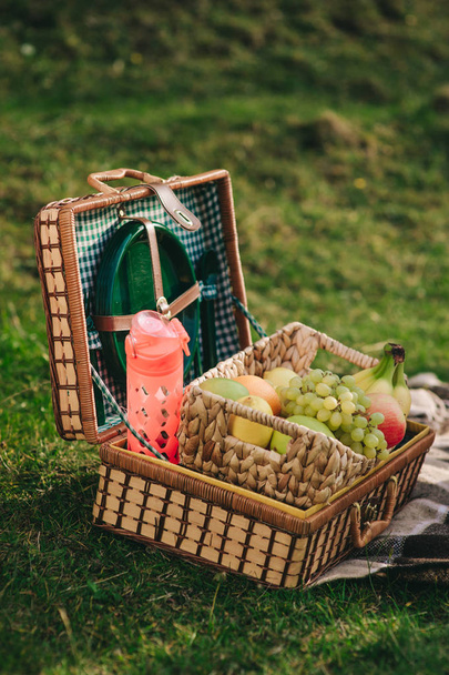 picnic basket on green grass  - Fotoğraf, Görsel