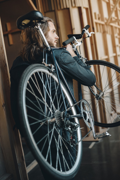 Bisikletli genç adam  - Fotoğraf, Görsel