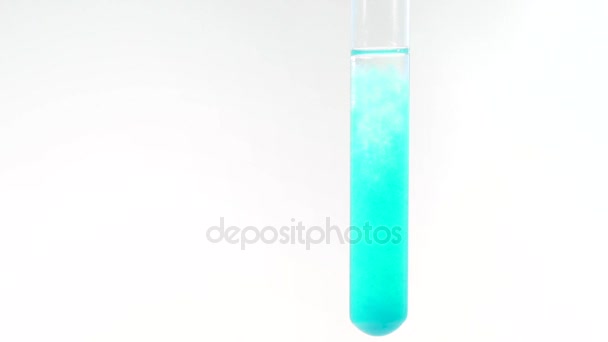 Dissolução de hidróxido de cobre II após reação com ácido sulfúrico. Rekatsiya químico. Close-up
. - Filmagem, Vídeo