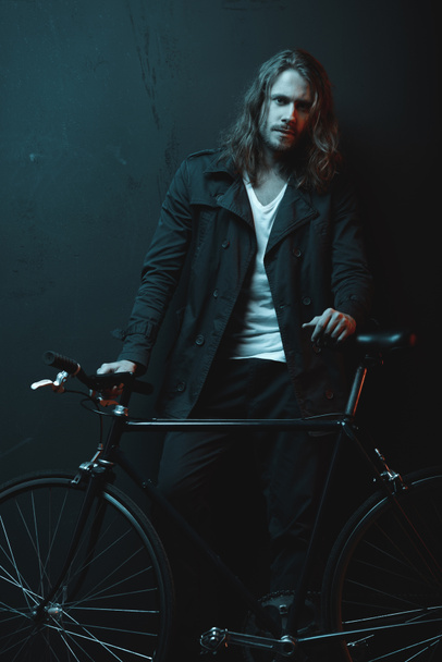 Junger Mann mit Fahrrad  - Foto, Bild