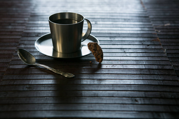 coffee cup and cookie on black background - Foto, imagen