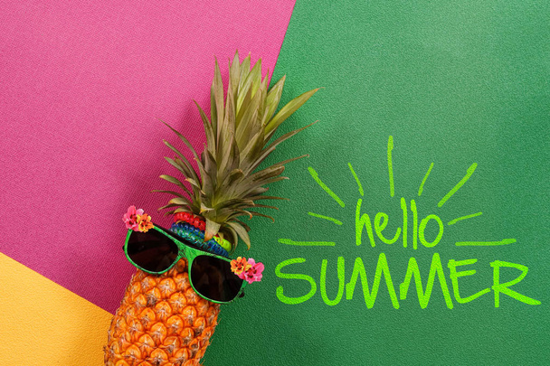 Concept d'été et de vacances Hipster Ananas Accessoires de mode
 - Photo, image