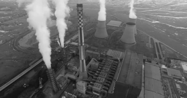 Luftaufnahme des Kraftwerks und seines Kühlturms - Filmmaterial, Video