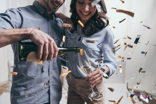 Jonge mensen vieren met de champagne  - Foto, afbeelding
