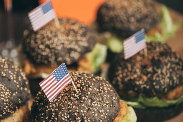 Hambúrgueres saborosos com bandeiras americanas
  - Foto, Imagem