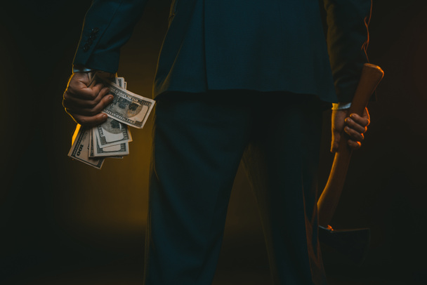hombre con hacha y billetes en dólares
 - Foto, imagen