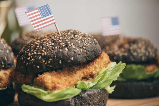 Hamburgers savoureux avec des drapeaux américains
  - Photo, image
