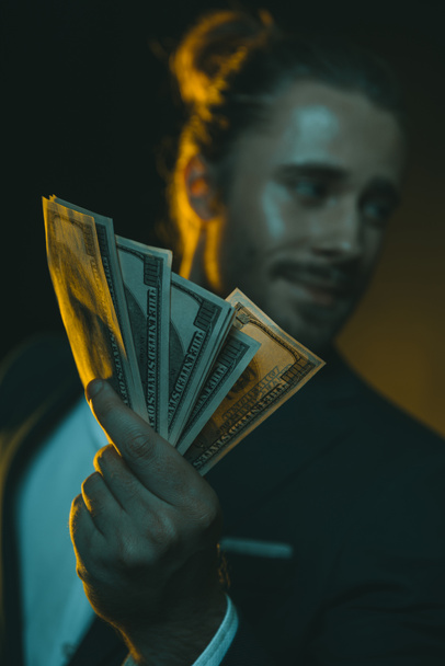 ο άνθρωπος που μας κρατά Δολάριο τραπεζογραμματίων - Φωτογραφία, εικόνα