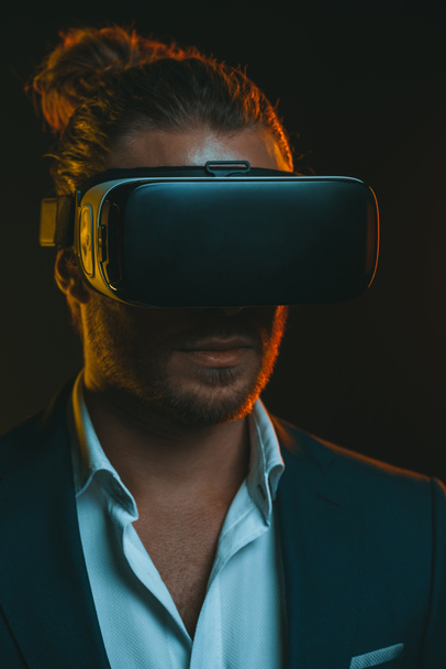 man using virtual reality headset - Foto, Bild