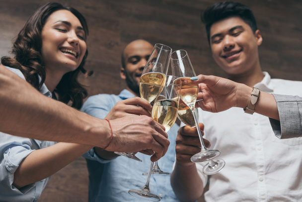 Молодые люди празднуют шампанским
  - Фото, изображение