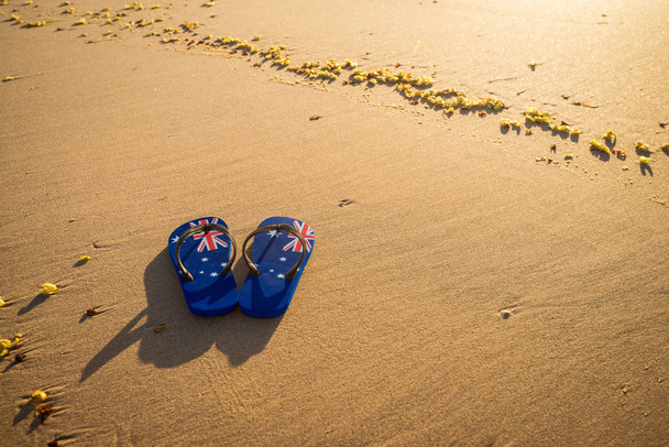 Aussie slipper op het strand bij zonsondergang - Foto, afbeelding