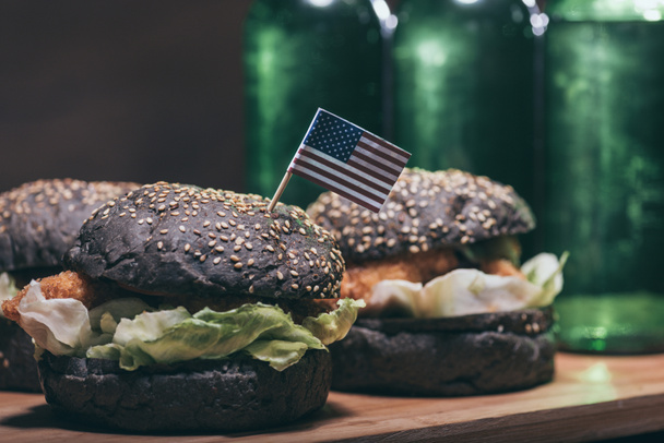 lekkere hamburgers met weinig usa vlag - Foto, afbeelding
