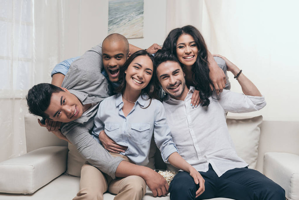 jóvenes alegres amigos multiétnicos
 - Foto, imagen