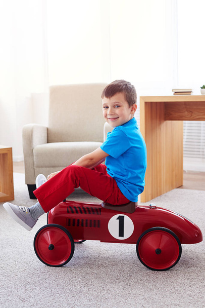 Pieni poika ratsastus retro lelu auto
  - Valokuva, kuva