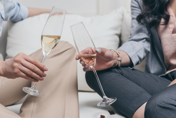 mladé ženy pít šampaňské doma - Fotografie, Obrázek